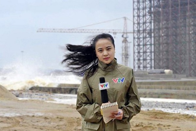 Hoàng Ngọc Bích sinh năm 1992 và từng là MC nổi tiếng dẫn dắt "Bản tin thời tiết" của VTV. Hồi tháng 11/2013, Ngọc Bích gây chú ý khi dũng cảm tác nghiệp ở thời điểm trận bão lịch sử Haiyan đang hoành hành tại Vũng Áng, Hà Tĩnh.