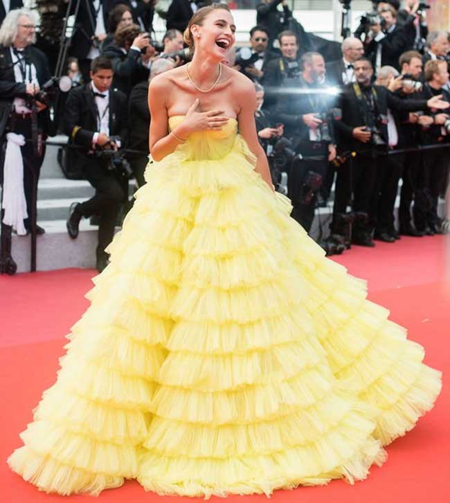 Người mẫu Brazil Fernanda Liz khi đang tạo dáng bất ngờ bị tuột váy. Khoảnh khắc cô lúng túng vì rơi váy nhanh chóng lọt vào ống kính báo giới khi dự thảm đỏ phim Oh Mercy! vào ngày 9 LHP Cannes 2019.