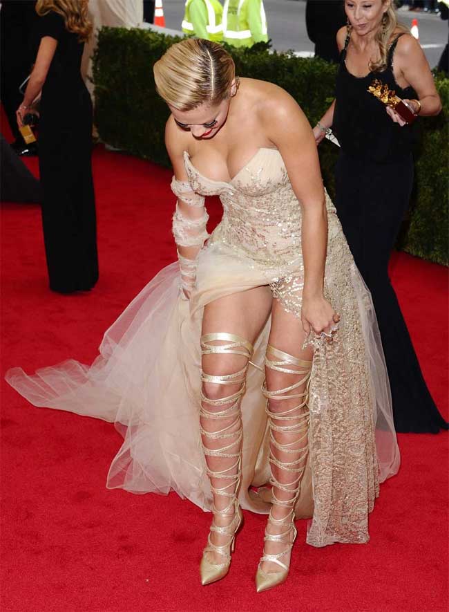 Rita Ora luống cuống xử lý cả giày chiến binh lẫn váy khoét xẻ hiểm trên thảm đỏ Met Gala.