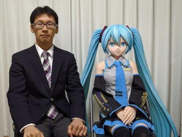 Bạn trẻ - Cuộc sống - Ông giáo cưới búp bê vì mất niềm tin vào phụ nữ, 1 năm sau vẫn hạnh phúc mặn nồng