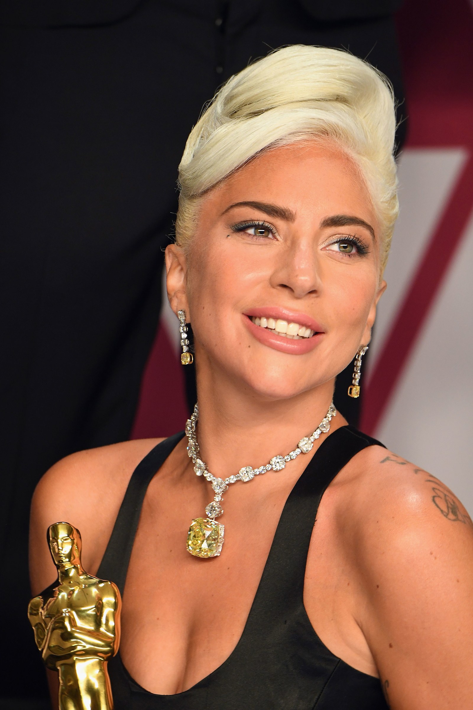 Kim cương Tiffany &amp; Co. 128-carat của Lady Gaga tại lễ trao giải Academy: Lễ trao giải Oscar lần thứ 91 đánh dấu một trong những đêm lớn nhất trong sự nghiệp của Lady Gaga.&nbsp;Được đề cử cho cuộc hẹn hò với nông dân, cuộc song ca của cô với&nbsp;A Star is Born,&nbsp;bạn diễn của Bradley Cooper, cô đang tranh cử Oscar đầu tiên của mình và cần một cái nhìn có thể nắm bắt được tầm quan trọng của khoảnh khắc đó.&nbsp;Và trong khi chiếc váy Alexander McQueen bóng bẩy của cô ấy thật đẹp, thì chính viên kim cương Tiffany đã đưa mọi thứ lên một tầm cao mới.&nbsp;