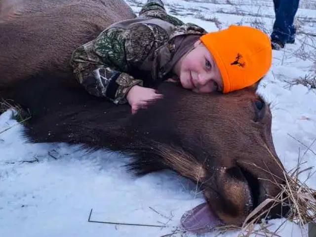 Thế giới - Video: Bé gái 8 tuổi trẻ nhất lịch sử bắn chết nai sừng tấm nặng 2 tạ