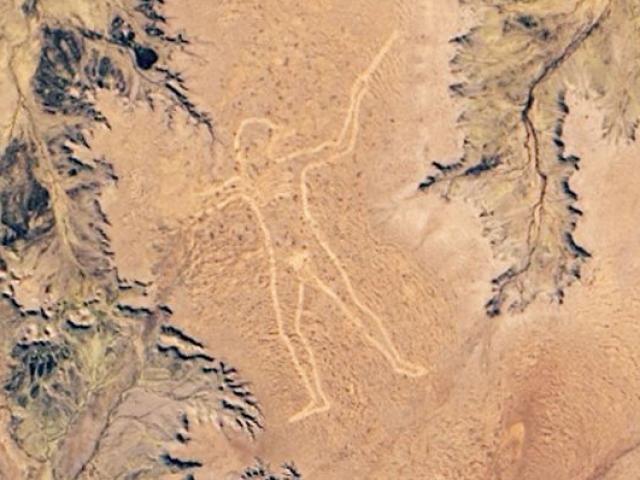 Thế giới - Bí ẩn hình vẽ thổ dân khổng lồ cầm vũ khí trên sa mạc, to đến mức ngoài vũ trụ cũng thấy