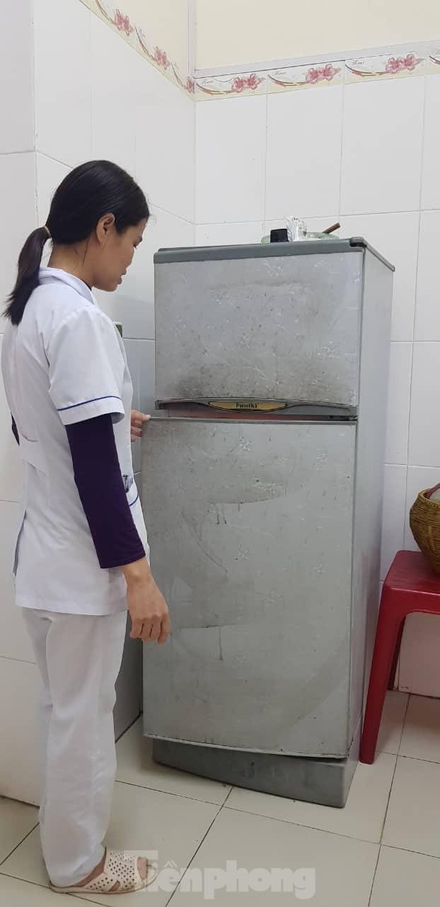 Chị Phạm Thị L bên chiếc tủ lạnh chứa 6 cốc trà sữa mang độc tố Xyanua. Ảnh: TPO