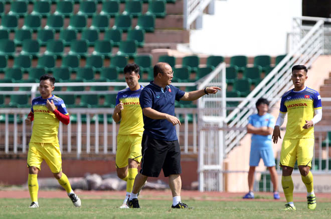 Đến khi các cầu thủ U23 Việt Nam bước vào bài rèn thể lực khá nặng cùng trợ lý Park Sung Gyun, thầy Park để ý thấy một số học trò thái độ tập luyện chưa thật tích cực.