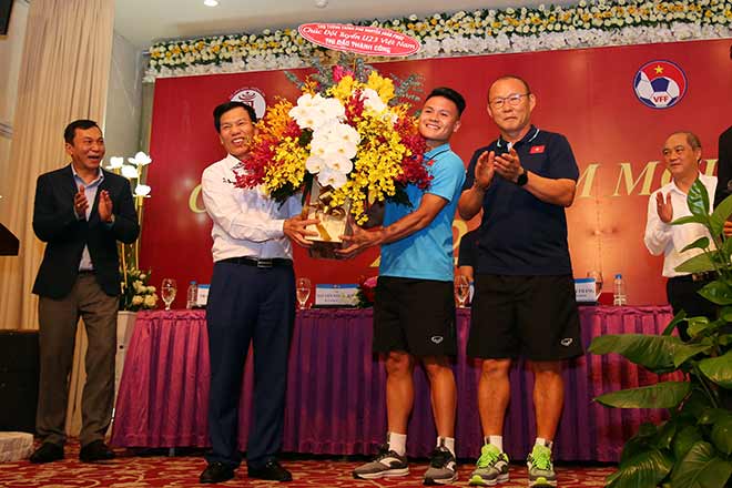 Quang Hải &amp; HLV Park Hang Seo được Bộ trưởng Nguyễn Ngọc Thiện tiếp đón và chúc may mắn trước giải U23 châu Á 2020
