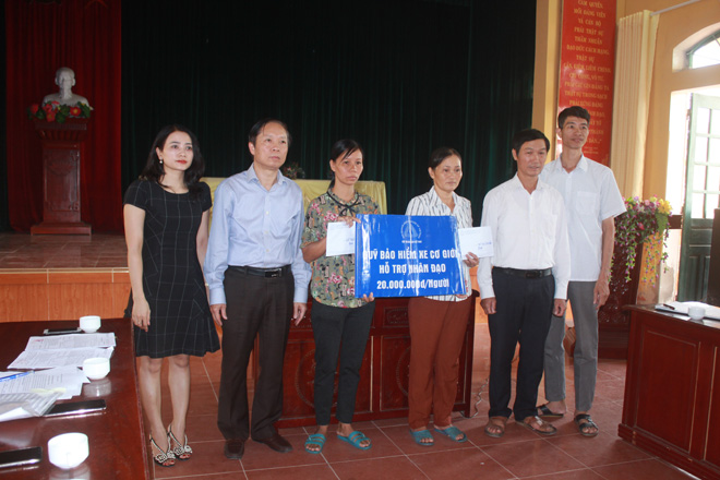Ông Bùi Gia Anh, Tổng Thư ký Hiệp hội Bảo hiểm Việt Nam (thứ hai từ trái sang) trao hỗ trợ nhân đạo cho người dân ở tỉnh Hải Dương.