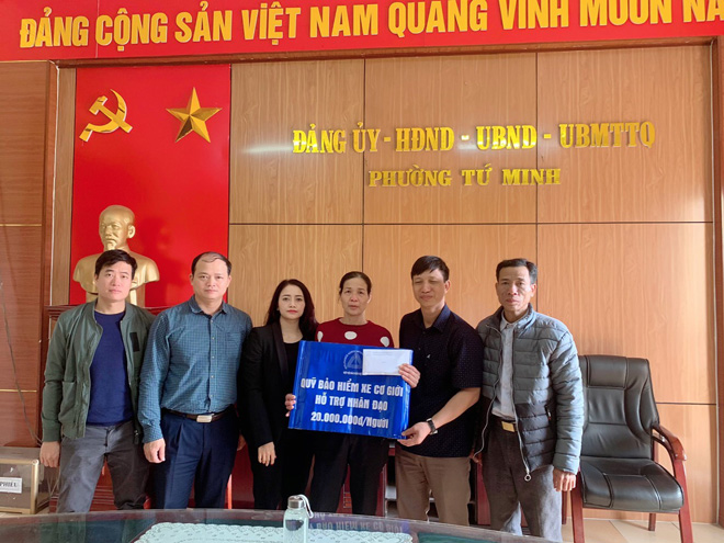 Đại diện Quỹ Bảo hiểm Xe cơ giới và các cơ quan chức năng Hải Dương cùng trao hỗ trợ nhân đạo cho gia đình nạn nhân Phạm Văn Chung