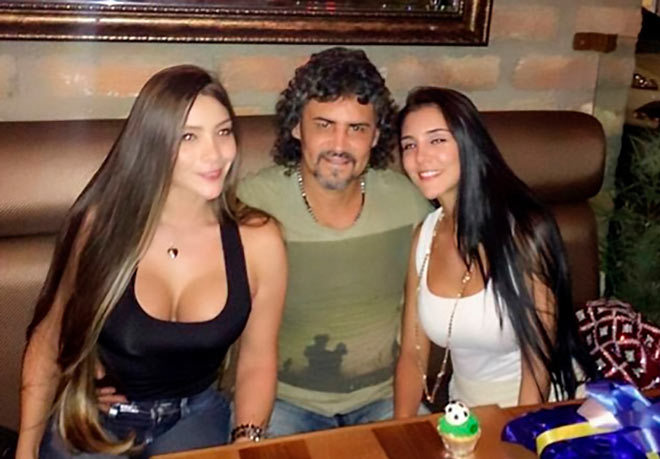 Leonel Alvarez (giữa) cùng bạn gái người mẫu (trái) và con gái (phải)