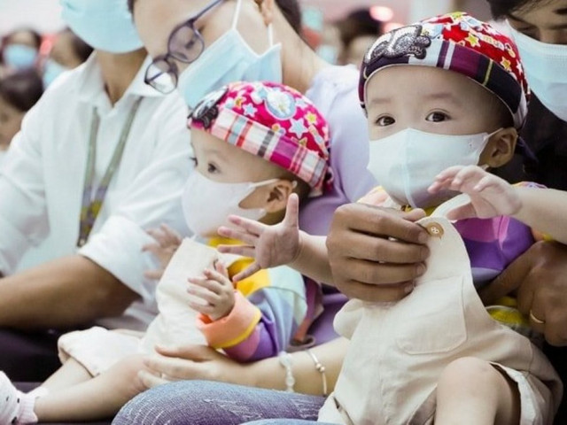 Sức khỏe đời sống - Trúc Nhi - Diệu Nhi nhún nhảy theo trống lân đón trung thu đầu tiên