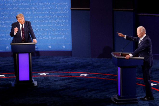 Hai ứng viên Donald Trump (trái) và Joe Biden tại cuộc tranh luận hôm 29-9. Ảnh: Reuters