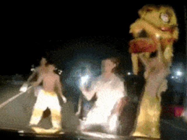 Media - "Thót tim" khi nhóm múa lân nhảy ra giữa đường, chặn đầu xe để xin tiền