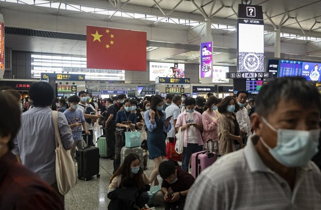 Hành khách chờ đợi tại nhà ga đường sắt cao tốc ở Thượng Hải.