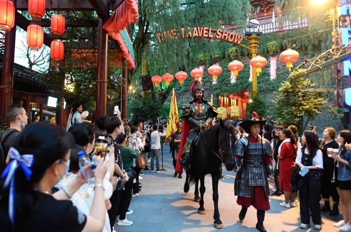 Khách du lịch xem trình diễn ở Hàng Châu, tỉnh Chiết Giang, Trung Quốc.