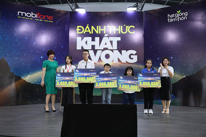 Chuỗi chương trình “Đánh thức khát vọng” được sinh viên và học sinh TP HCM đón nhận đầy hào hứng - 4