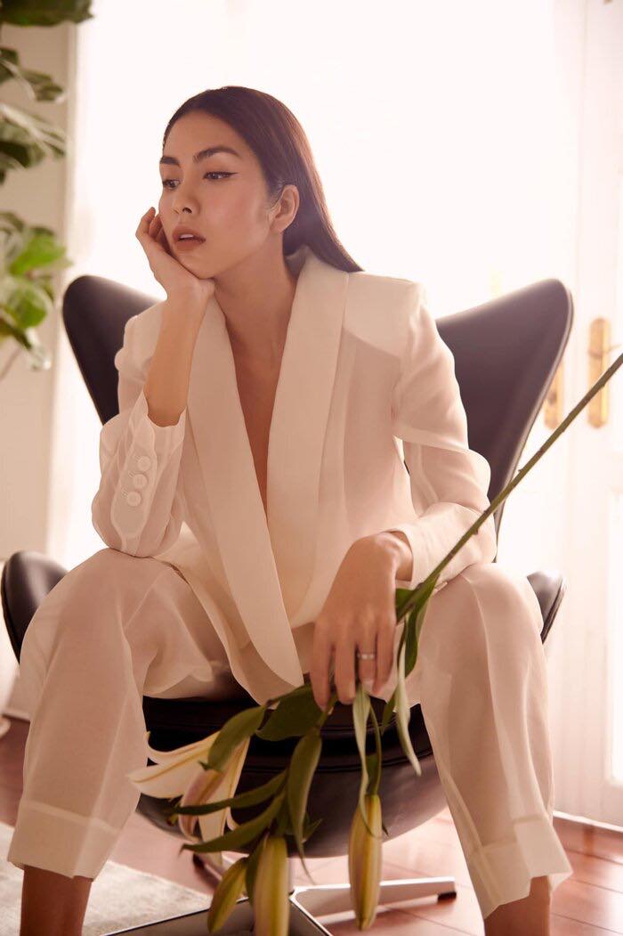 Người đẹp họ Tăng quá đỗi thanh lịch, sang chảnh với layout trang điểm tone nude nhẹ nhàng. Kể từ khi lấy chồng, sinh con, tần suất xuất hiện trước công chúng của Tăng Thanh Hà dần ít đi nhưng lần nào tái xuất là khiến người hâm mộ choáng ngợp.
