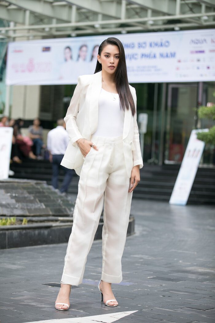 Cô nàng khéo léo mix and match bộ trang phục với guốc cao gót, vòng cổ, khuyên tai lấp lánh hài hòa cùng kiểu tóc xõa buông lơi, chải gọn sang một bên.