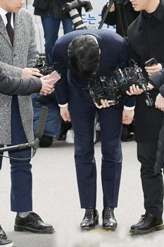 Seungri cúi đầu xin lỗi công chúng. Ảnh: DISPATCH