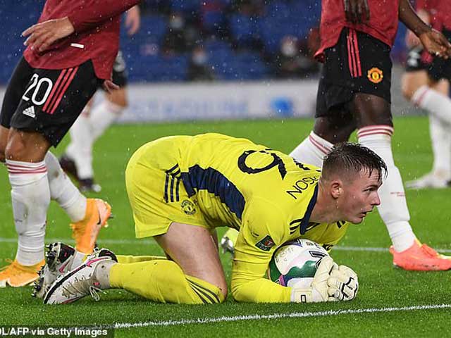 Bóng đá - Henderson cứu thua xuất thần: Huyền thoại MU tán dương, đối thủ tâm phục