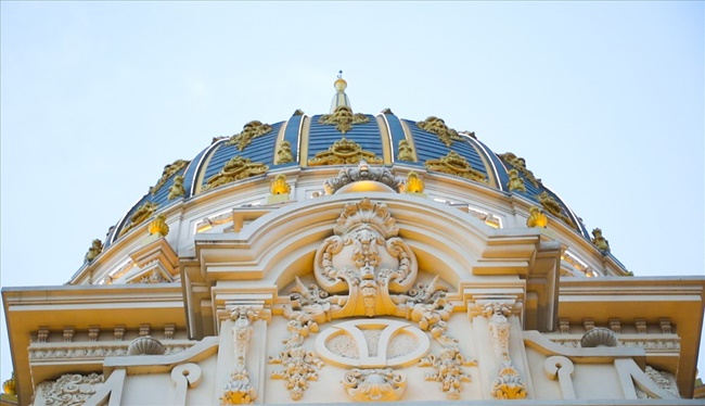Mái vòm của công trình có thiết kế ấn tượng với nhiều chi tiết trang trí nổi bật.
