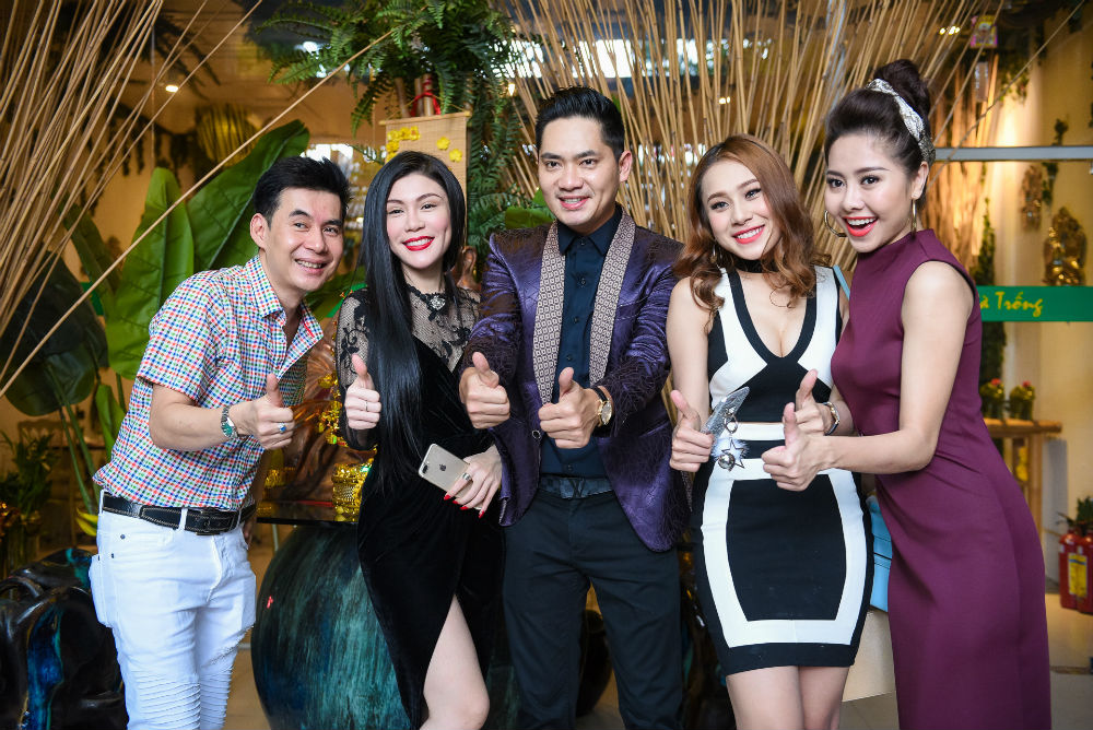 Hồ Bích Trâm (váy đen trắng) đứng cạnh Minh Luân khi hợp tác chung trong MV cách đây 3 năm