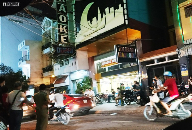 Công an phong tỏa hiện trường, khám nghiệm chiếc ô tô mà nhóm Hùng đi tới quán karaoke Dubai. Ảnh: HT