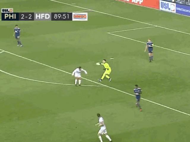 Media - Tung cú sút kiểu "bọ cạp", cầu thủ ghi bàn thắng siêu lạ