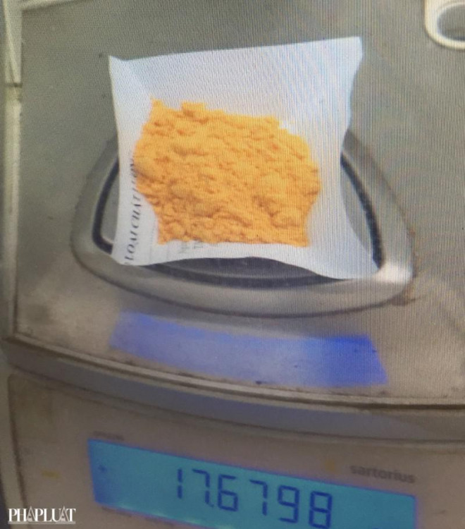 Số bột màu vàng được xác định là ma túy thuộc loại Bromazepam có trọng lượng hơn 17,6 g. Ảnh: CA