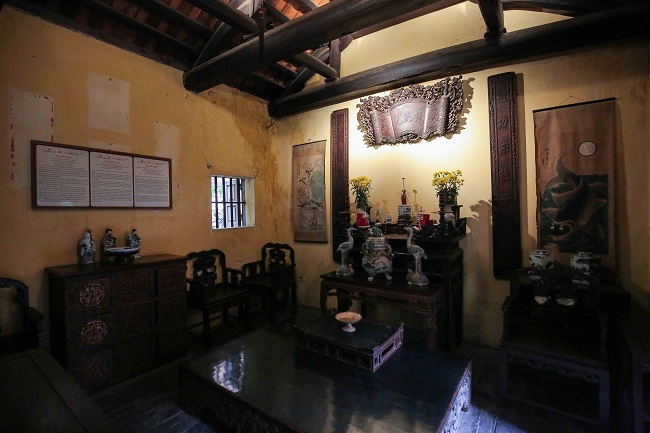 Tầng 2 của khối nhà 1 là phòng thờ. Người Việt Nam xưa rất coi trọng việc thờ cúng tổ tiên nên thương đặt phòng thờ ở vị trí thống thoáng và trang nghiêm nhất.
