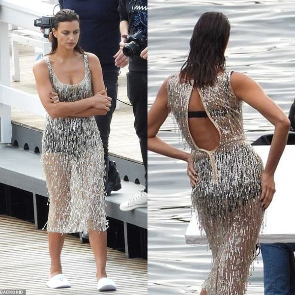Bộ trang phục thứ hai gây choáng không kém cạnh là kiểu váy slip dress họa tiết tua rua mỏng dính, khoét sâu ở lưng, để lộ áo bra và quần bảo hộ rõ một một. Thay vì đi giày cao gót sang chảnh thì cô nàng chỉ lựa chọn một đôi slip on cho dễ di chuyển trên thuyền.