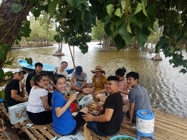 Du khách vừa được chơi, ăn uống thoải mái lại được trải nghiệm cuộc sống tự do hào sảng của người miền Tây