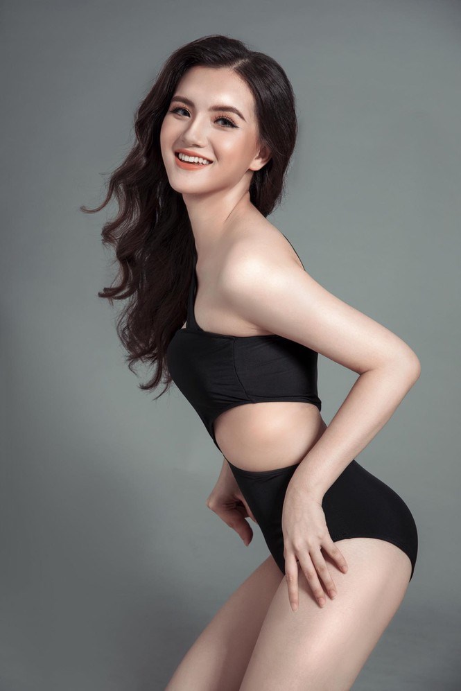 Tú Quỳnh khoe dáng nuột nà trong đồ bơi liền thân.