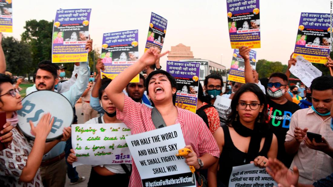 Người dân Ấn Độ đổ ra đường biểu tình sau cái chết của cô gái 19 tuổi.