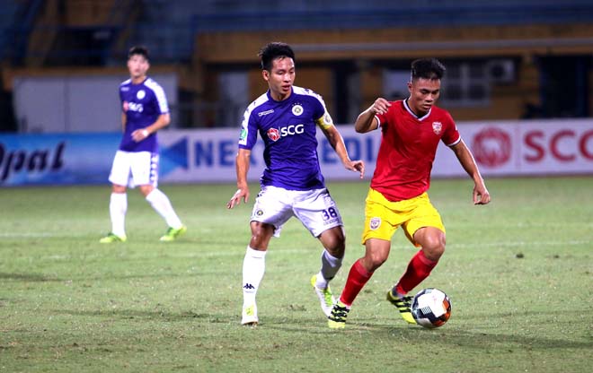 Hồng Lĩnh Hà Tĩnh (áo đỏ) từng gây sốc cho Hà Nội FC