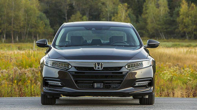 5. Honda Accord Hybrid 2020 (giá khởi điểm: 25.620 USD, điểm tổng thể: 8,4/10)
