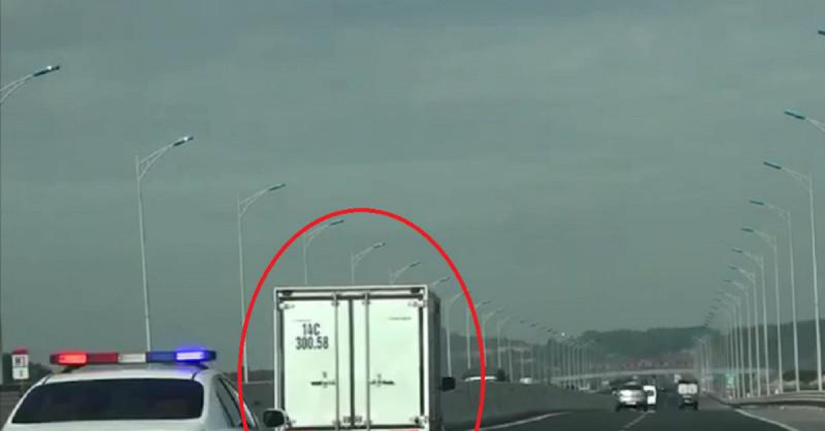 Tin tức trong ngày - Xe của Cục CSGT liên tục hú còi, tài xế xe tải vẫn mặc kệ