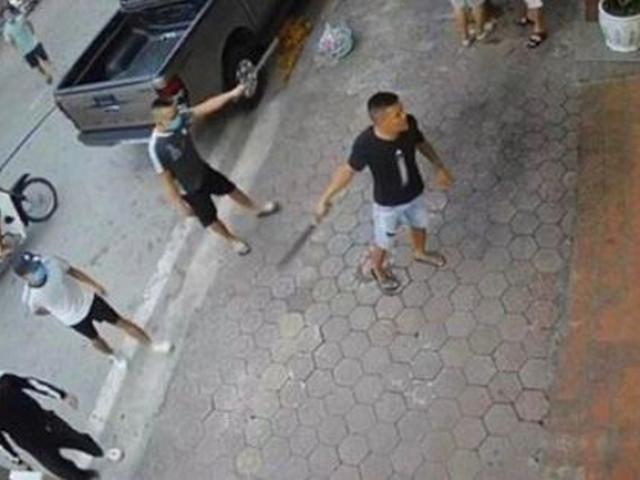 Pháp luật - "Giang hồ" mang theo dao, mã tấu đứng trước cửa thách thức chủ nhà
