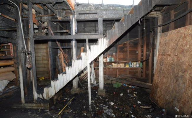 Năm 2015, căn nhà bị hỏa hoạn khiến toàn bộ nội thất bên trong bị thiêu rụi hoàn toàn.
