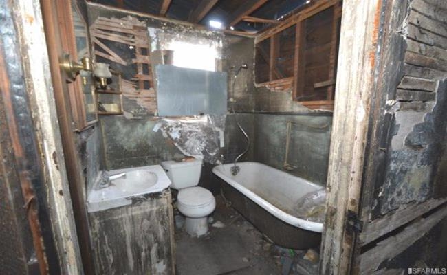 Nhìn bên ngoài ngôi nhà cũng không đến nỗi nào nhưng khi bước vào bên trong, bất kỳ ai cũng bị “sốc” trước sự hoang tàn do hậu quả của vụ hỏa hoạn.
