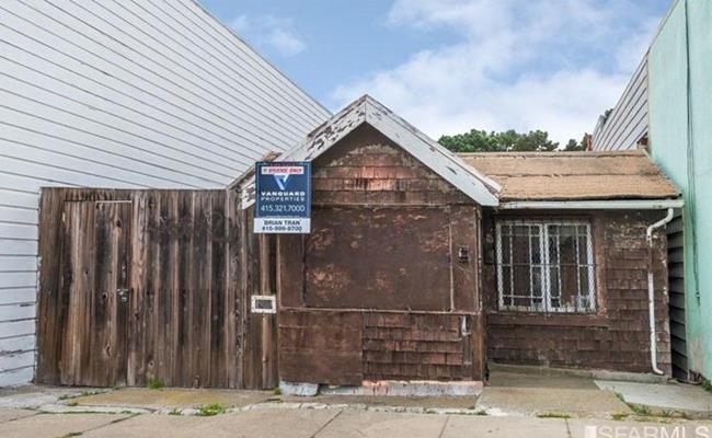 Túp lều bé xíu này nằm ở Potrero Hill - một khu dân cư trên đồi ở San Francisco, nơi giá nhà trung bình là 1,4 triệu USD (32,4 tỷ đồng). Túp lều với diện tích “khiêm tốn” 59m vuông này đã được mua vào năm 2016 với giá lên tới 1,5 triệu USD (34,7 tỷ đồng).
