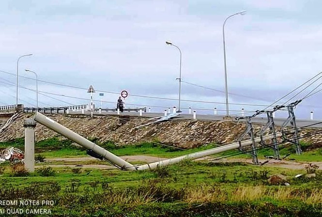 Cột điện bê tông ly tâm dự ứng lực "bảo đảm tiêu chuẩn" bị đứt lìa do bão số 5 (bão cấp 8) tại TT-Huế.