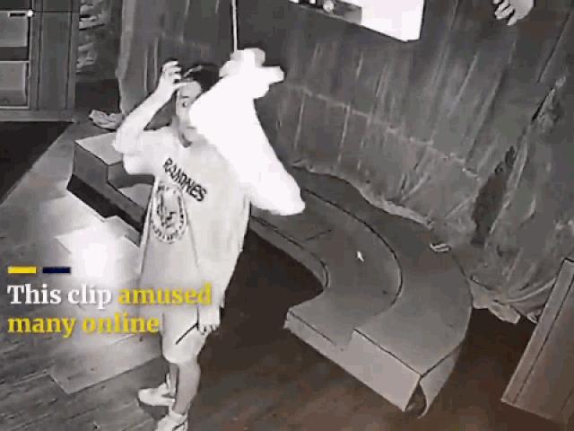 Media - Chưa kịp dọa người, "hồn ma" đã vấp ngã sấp mặt xuống sàn