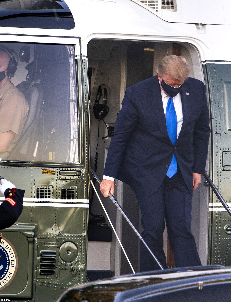 Ông Trump rời trực thăng, lên xe tới bệnh viện quân đội.