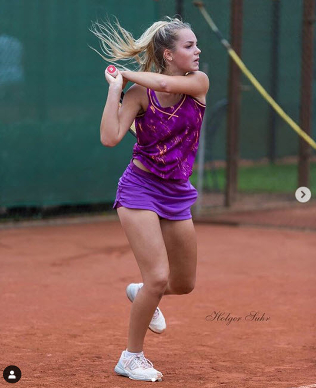 Tình yêu với tennis của cô gái 18 tuổi khởi nguồn từ cha, cũng như anh và chị ruột của cô.
