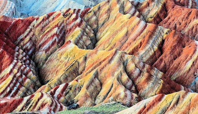 Ngắm ngọn núi đa sắc màu như cầu vồng ở Trung Quốc - 8