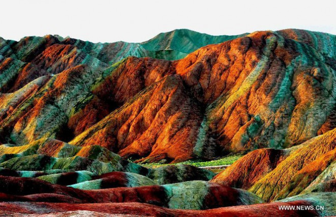 Ngắm ngọn núi đa sắc màu như cầu vồng ở Trung Quốc - 9