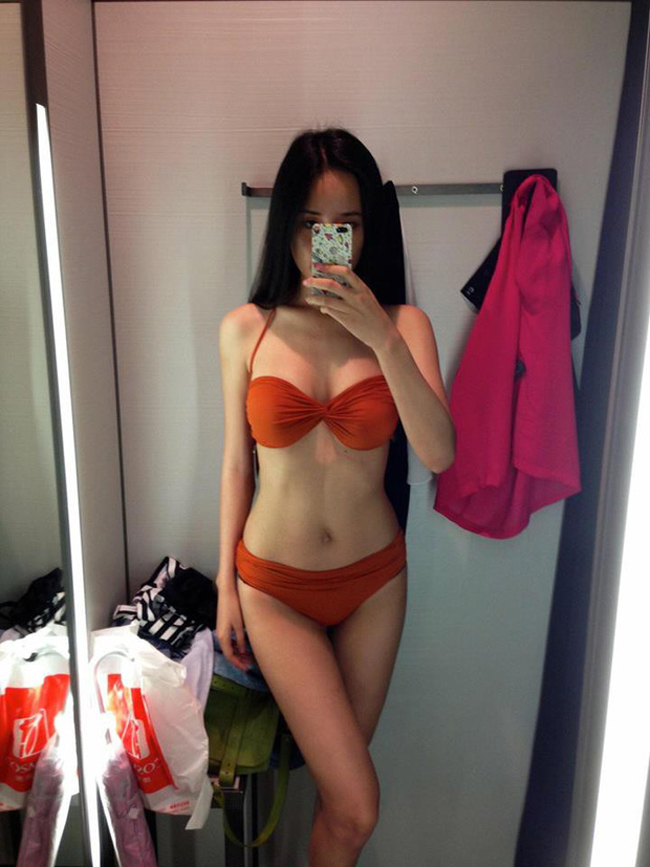 Có lần người đẹp còn đăng ảnh diện bikini sexy và thắc mắc không biết bộ đồ này ở nơi đâu.
