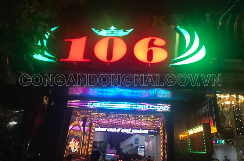 Quán karaoke Gia đình 106 cho nữ nhân viên thoát y khoả thân phục vụ khách.