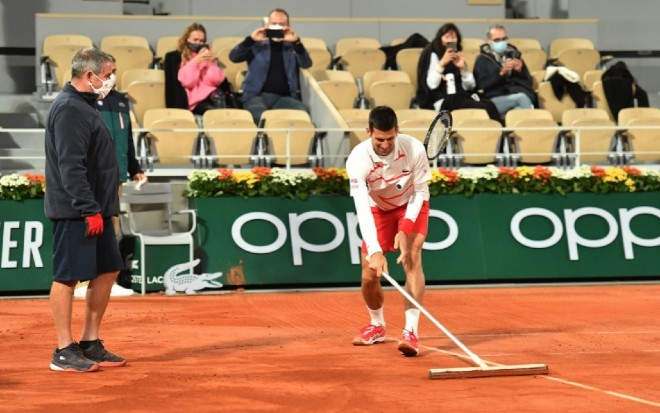 Phá kỷ lục Federer, Djokovic làm điều bất ngờ tại Roland Garros - 1