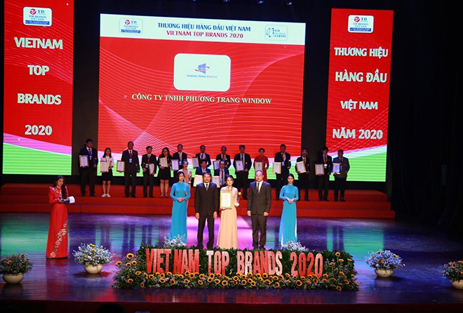 Bà Nguyễn Thị Phương Trang - Giám đốc Công Ty Phương Trang Window nhận danh hiệu top 50 Thương Hiệu Hàng Đầu Việt Nam 2020.